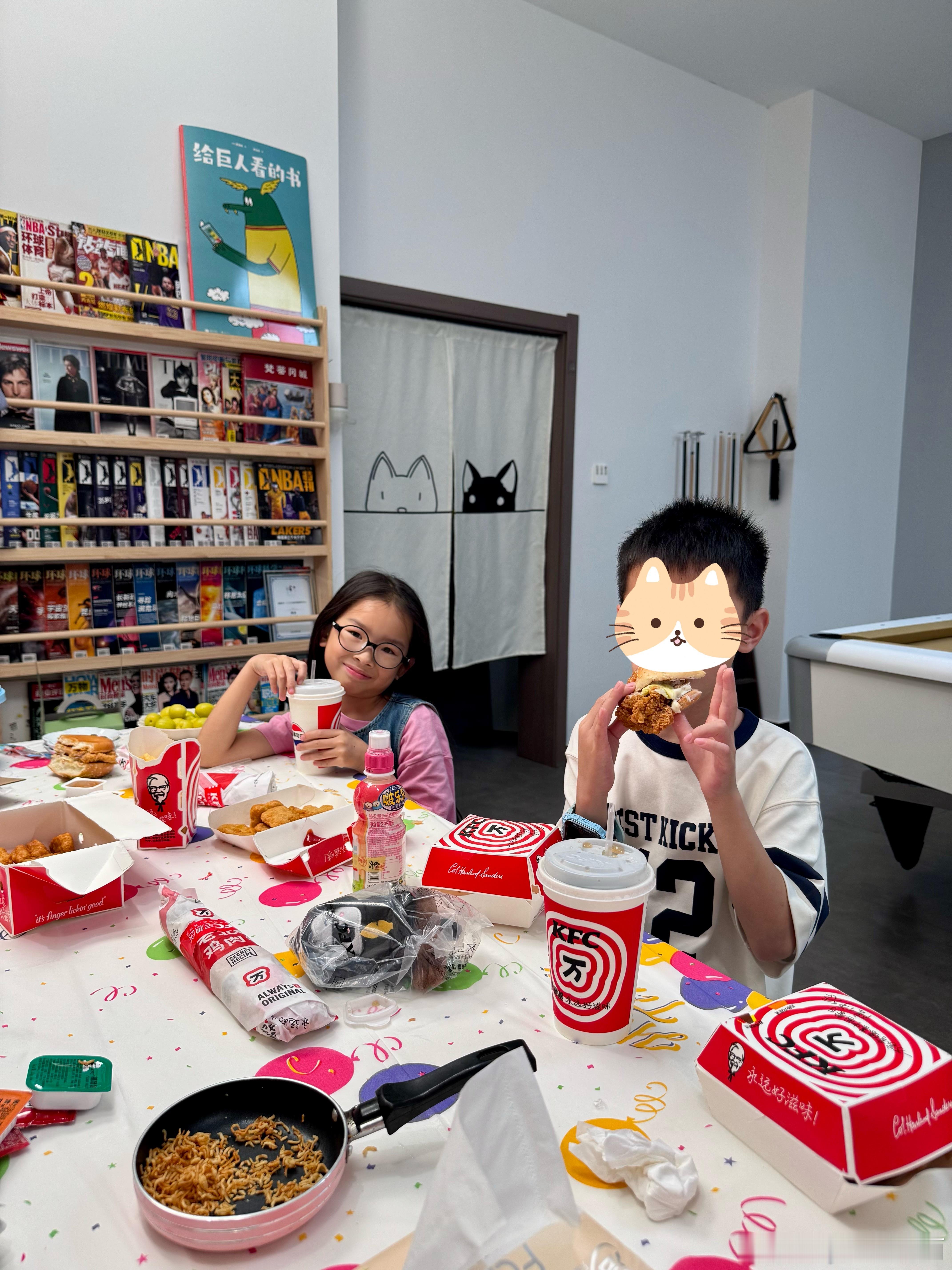 吃儿童套餐得六一限定玩具一起过家家做手工这里有个 400 多个月的宝宝儿童节也很