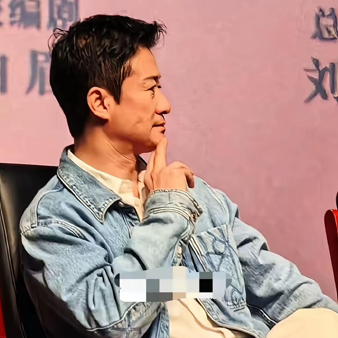 特意问了学医的朋友，吴京路演时脸上一按一个坑，真不是小事！现场他抬手轻按脸颊，手