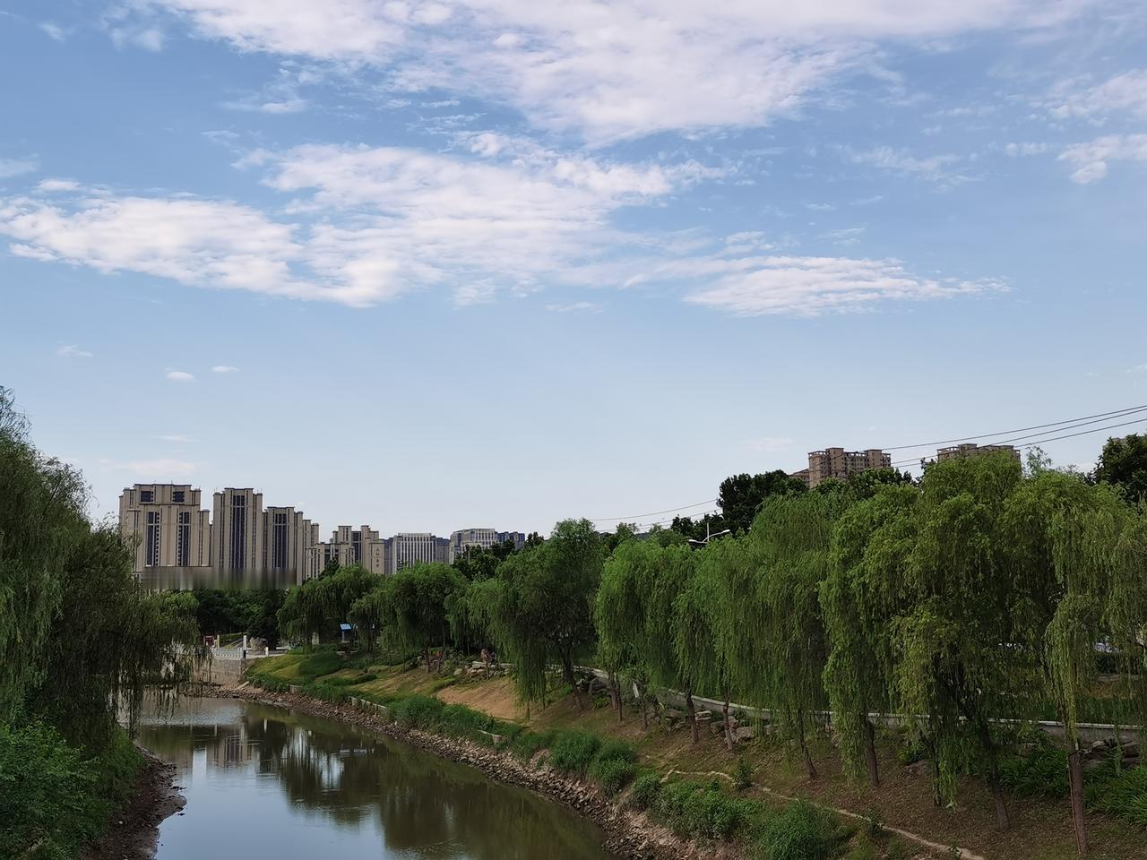看到上午的蓝天，我想到了77年前那个庄严的时刻。那年的10月1日，天也是这么蓝，