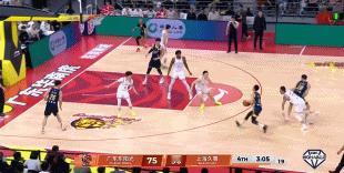 胡明轩还没放弃，奎因还没放弃，广东男篮努力吧，拼到最后就没人怪你们。广东男篮vs