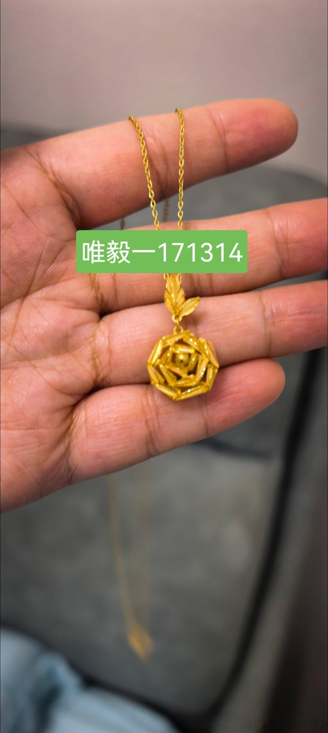 哈哈哈哈哈都在晒冰钻，今天也把我的冰钻玫瑰拿出来戴戴哈哈虽然没同担们那么有实力但