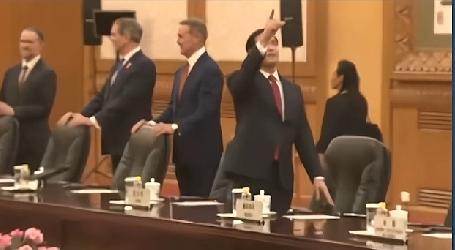 鲁比奥手指天花板

和美国总统特朗普一同访华的国务卿鲁比奥走进人民大会堂，映入眼