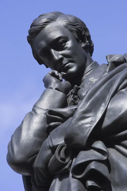 哈贝马斯可是法兰克福学派发展进程中的关键人物，他的思想影响深远。
在批判理论方面