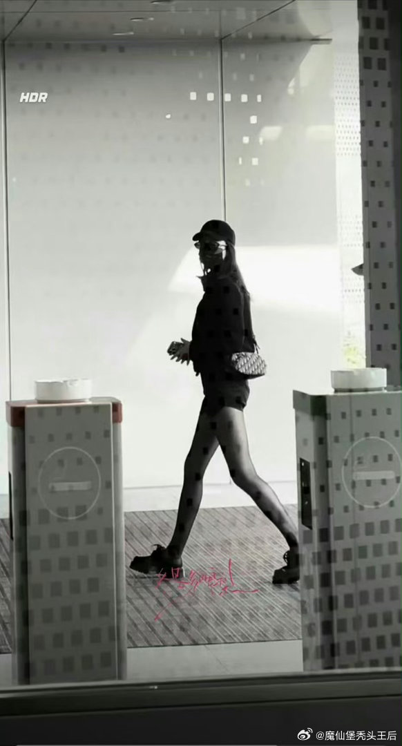 迪丽热巴黑丝长腿我勒个黑丝大长腿女神好美我已经说累了