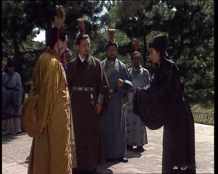 我读到这历史片段第一反应不是“唉，蜀汉亡了”。是“曹，姜维当时站那得多冷”。
专