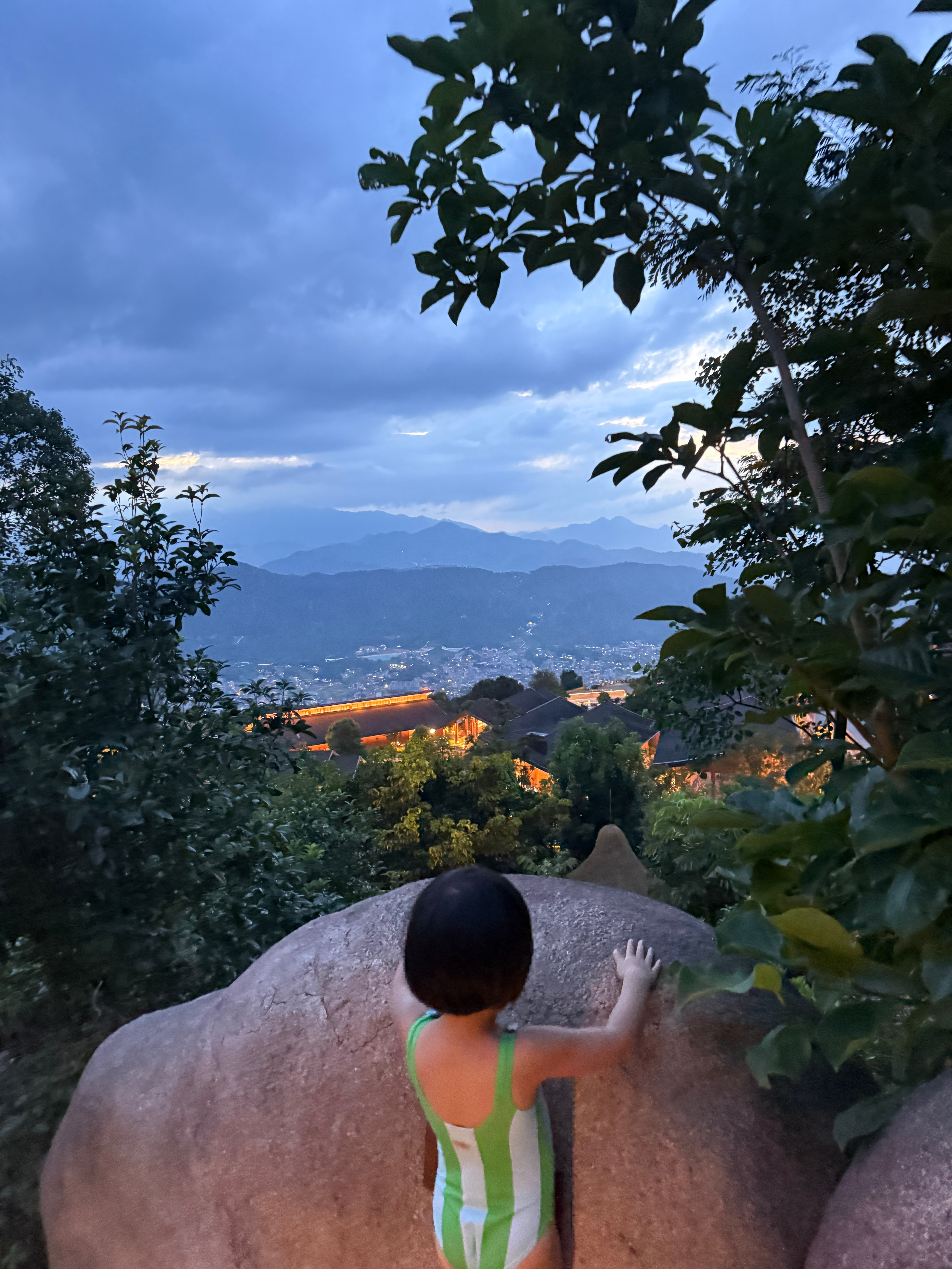 这下好了旅蛙让球宝看风景，一激动脱口而出：球宝，风景叼不叼！！球宝：叼叼叼，太叼
