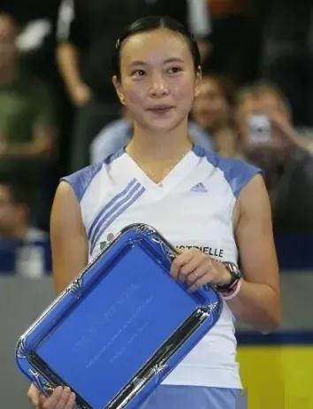 1999年，四川一女孩拿到世界冠军后，被教练踢出国家队。谁知4年后，她加入法国籍
