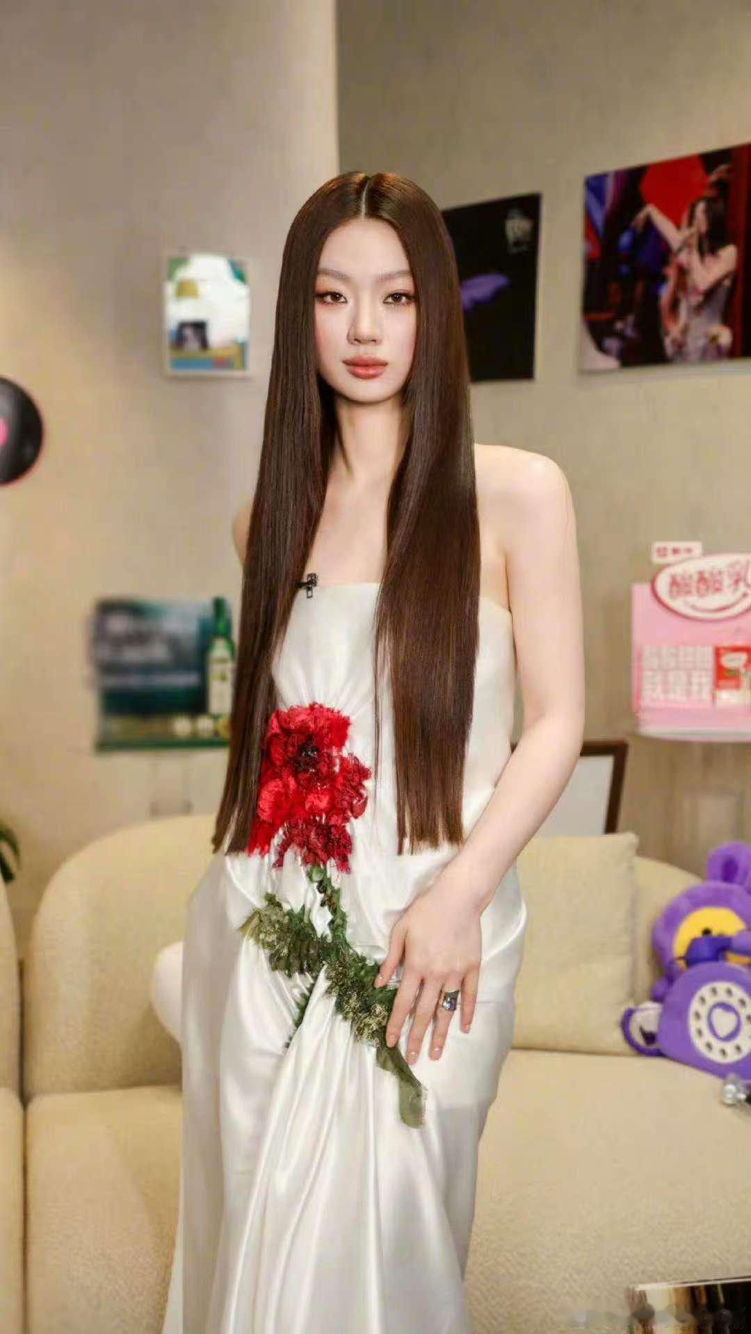 单依纯宠粉这一块  谁能拒绝温柔又宠粉的单依纯！主动互动超贴心，歌声治愈力满分，