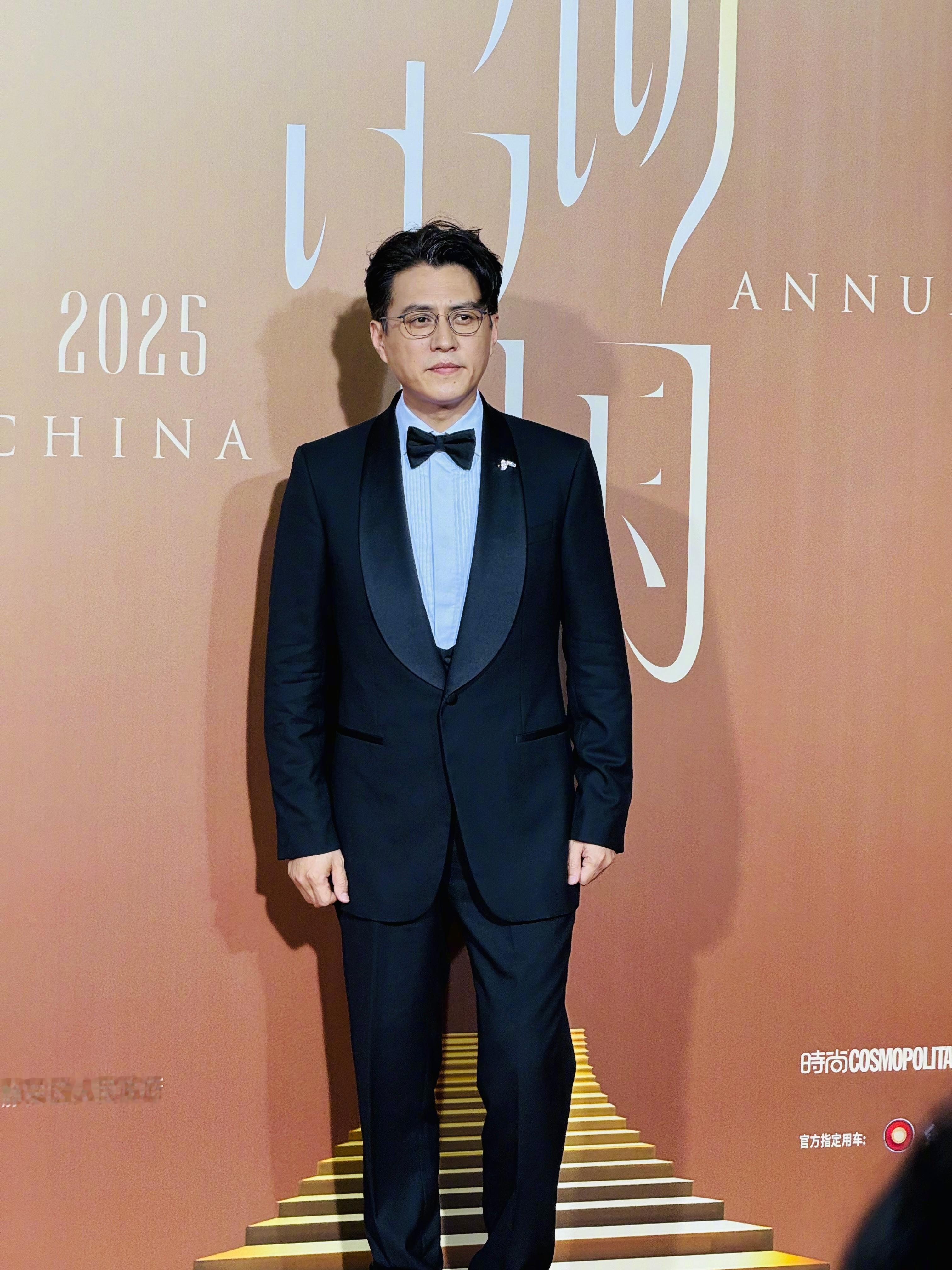 亮相时尚COSMO 时尚中国之夜的靳东｜造型，身穿青果领西装礼服帅气亮相，难得参