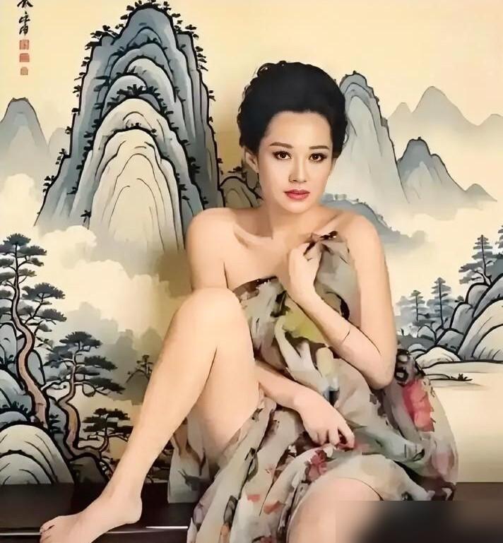 电影里，许晴趴在床上，镜头从后背摇下，臀部曲线尽显。
无数人讨论，说这是为艺术献