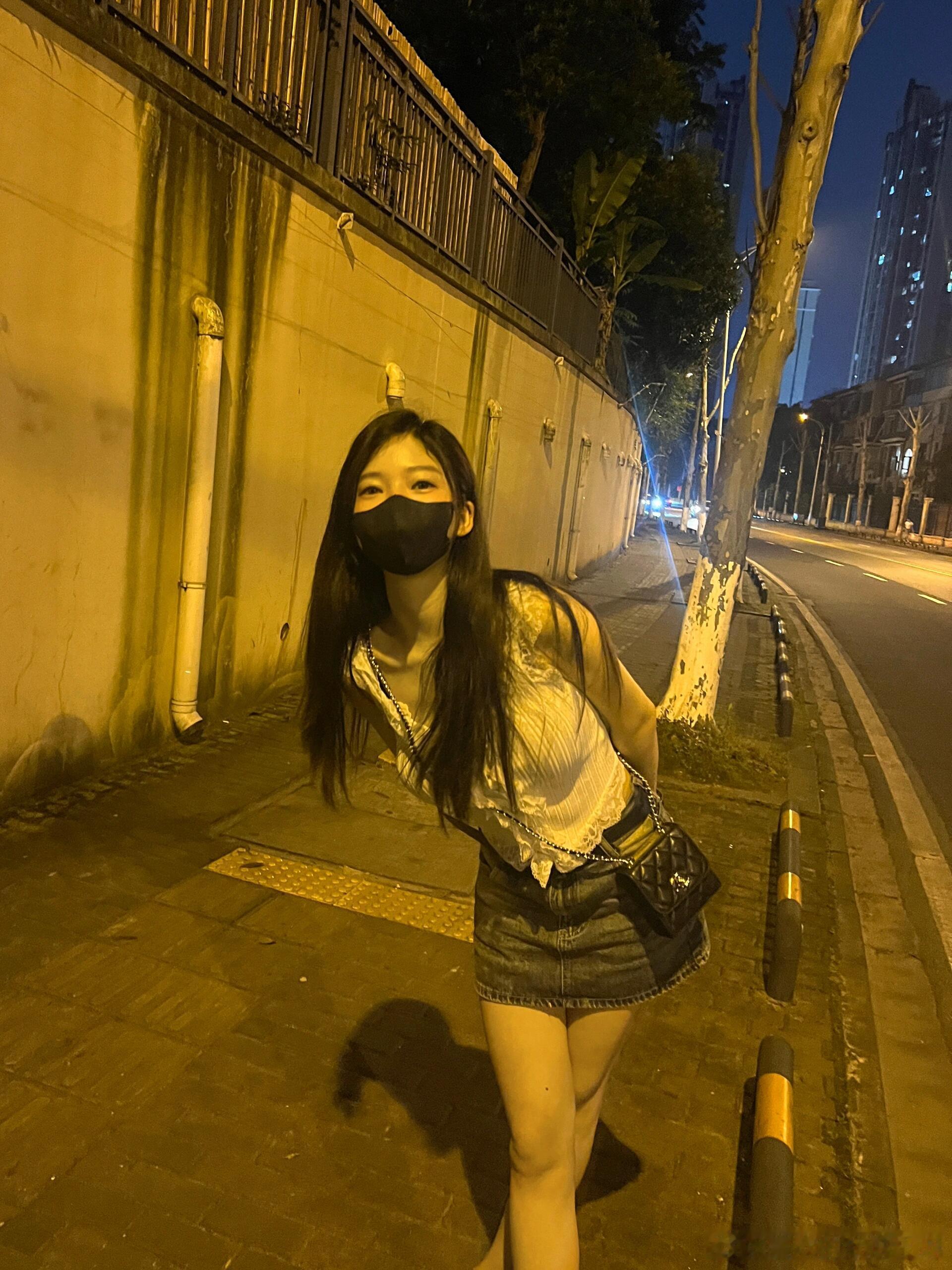 黑夜的路灯闪烁～ ​​​
