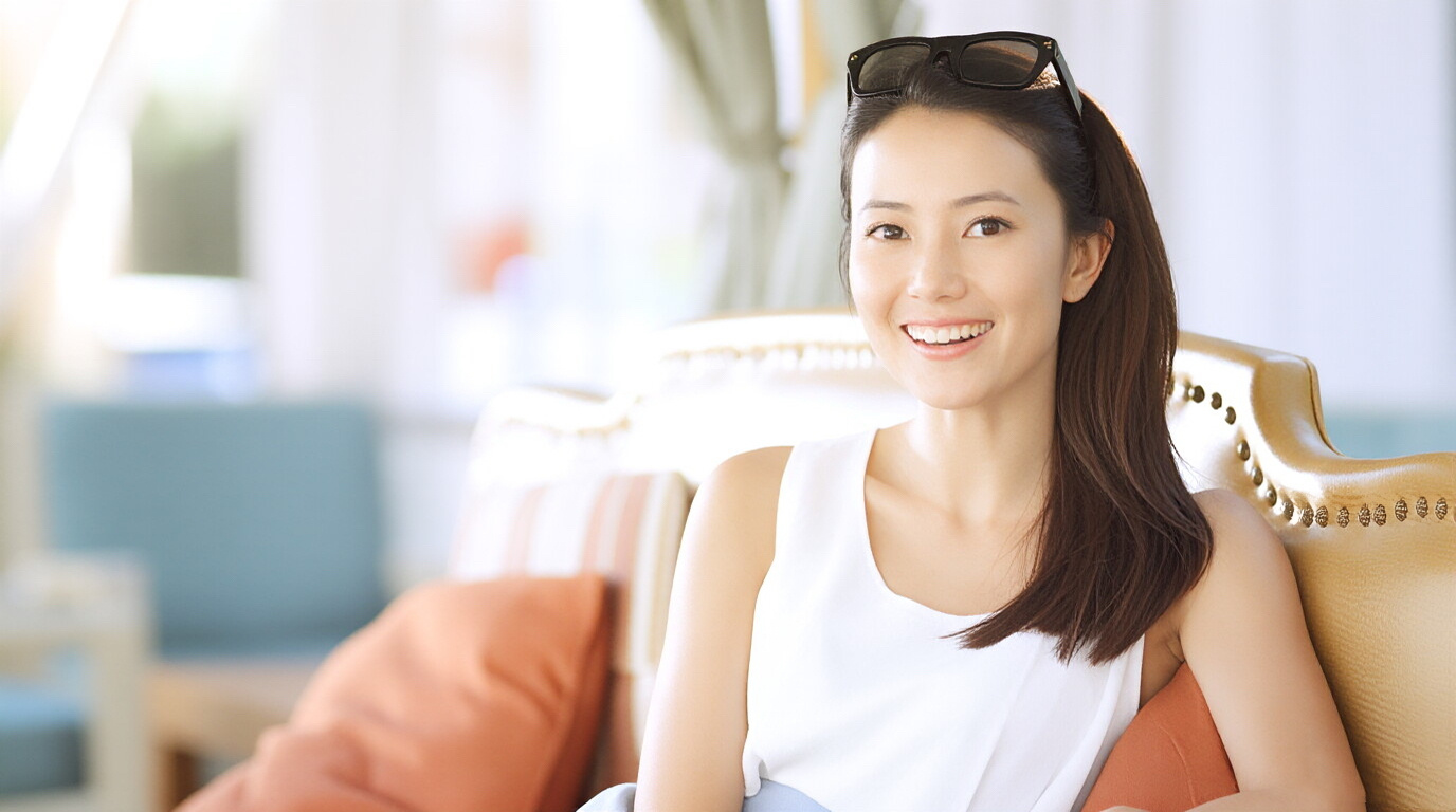 气质清新又松弛。她扎着半马尾，墨镜随意架在头顶，白背心衬得整个人干净利落，笑容舒