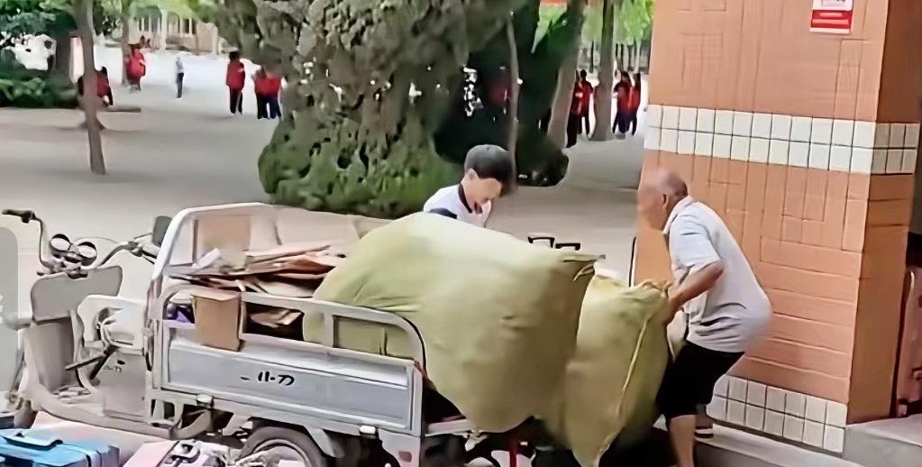 这孩子真懂事！山东，一男生午休时跟老师说：要去上洗手间，然而，男孩却迟迟未归，老