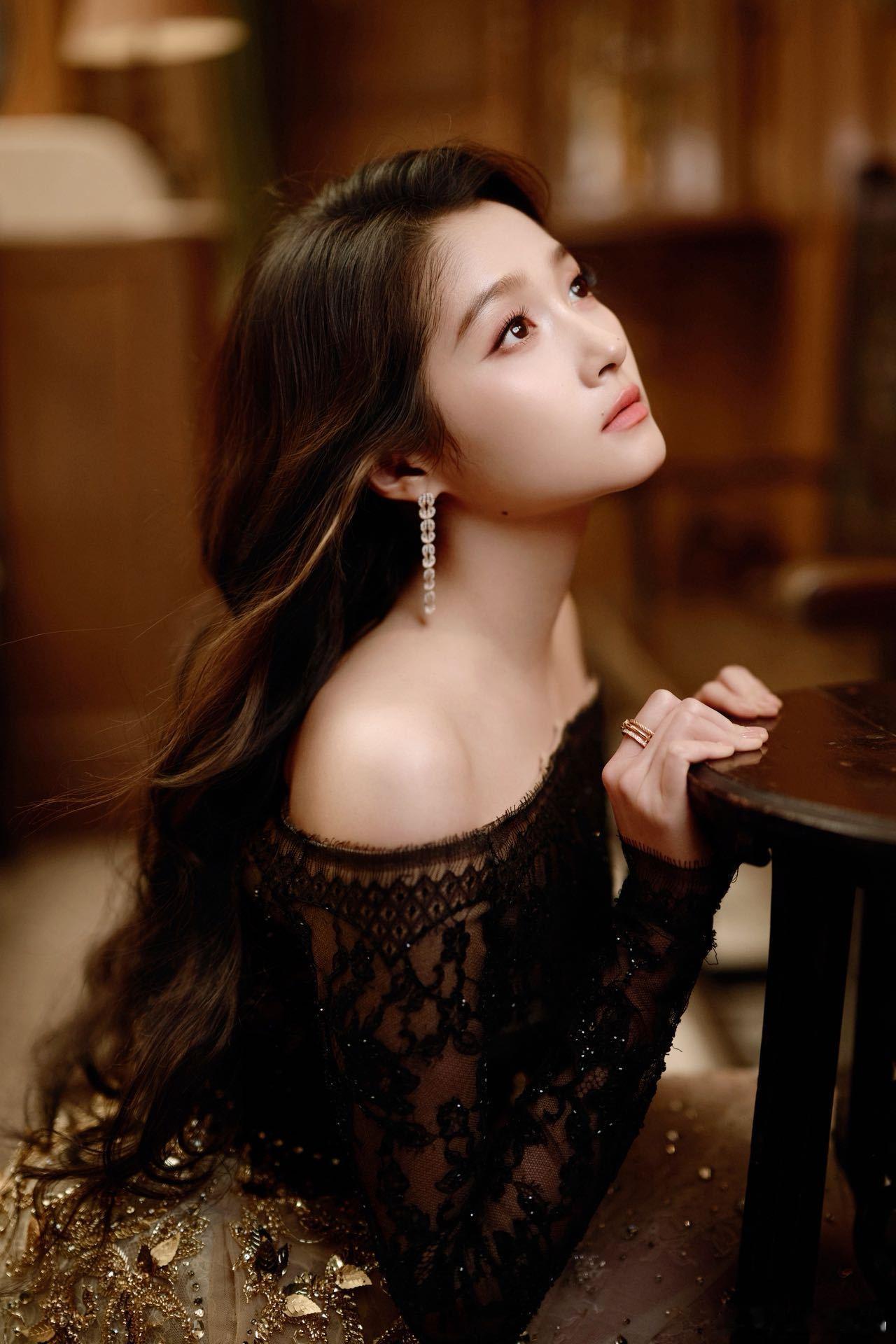 关晓彤50套高定 新年开篇解锁时尚里程碑！高定加身搭配顶奢珠宝腕表，50套顶流配