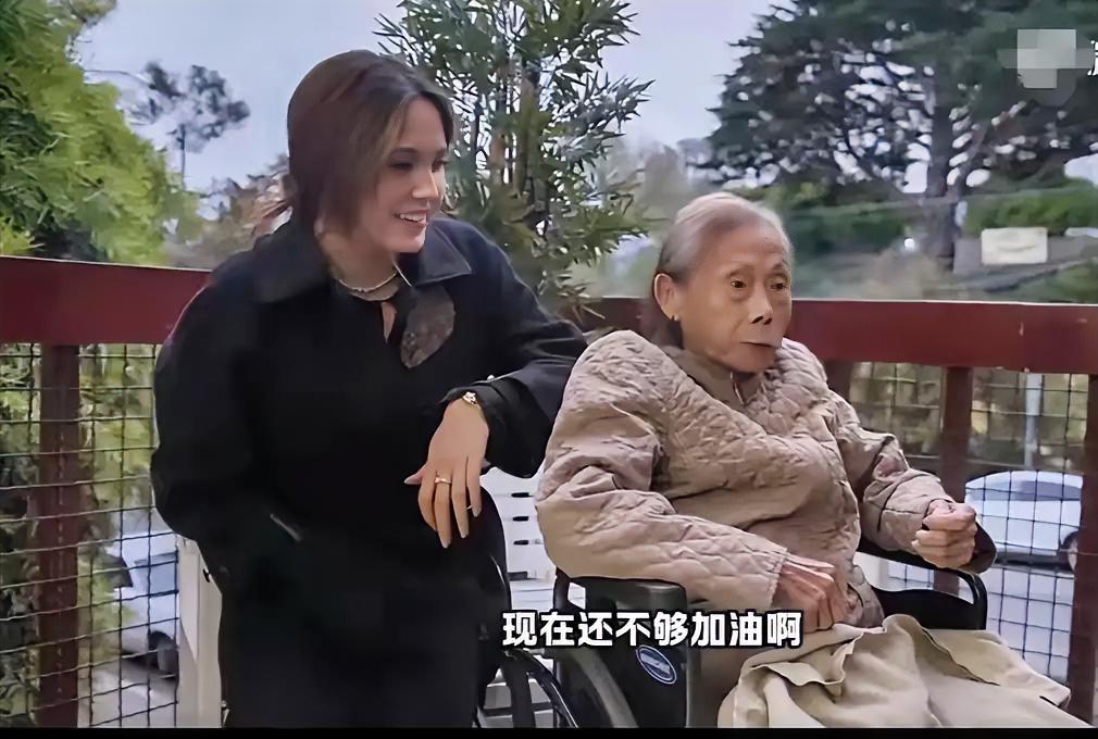 谷爱凌获金牌当日，外婆的叮嘱一直刻在她心底。老人常对谷爱凌说：“长大后要成为国家