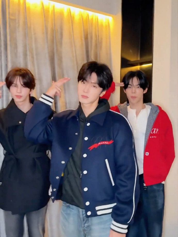 陈哲远勇闯idol圈陈哲远神奇的朋友圈 陈哲远勇闯idol圈，陈哲远跟申惟金道勋