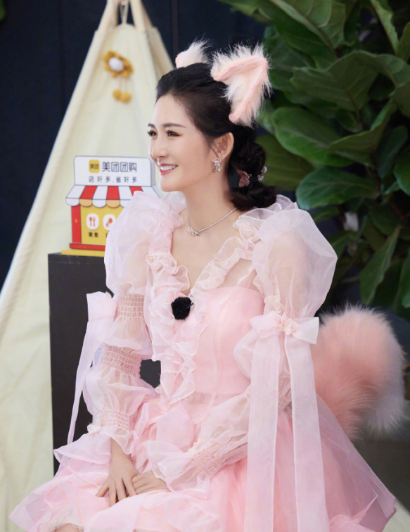 谢娜都结婚了 他怎么不早点说啊 断网了吧这网友，谢娜不仅结婚了，人家孩子都有三个