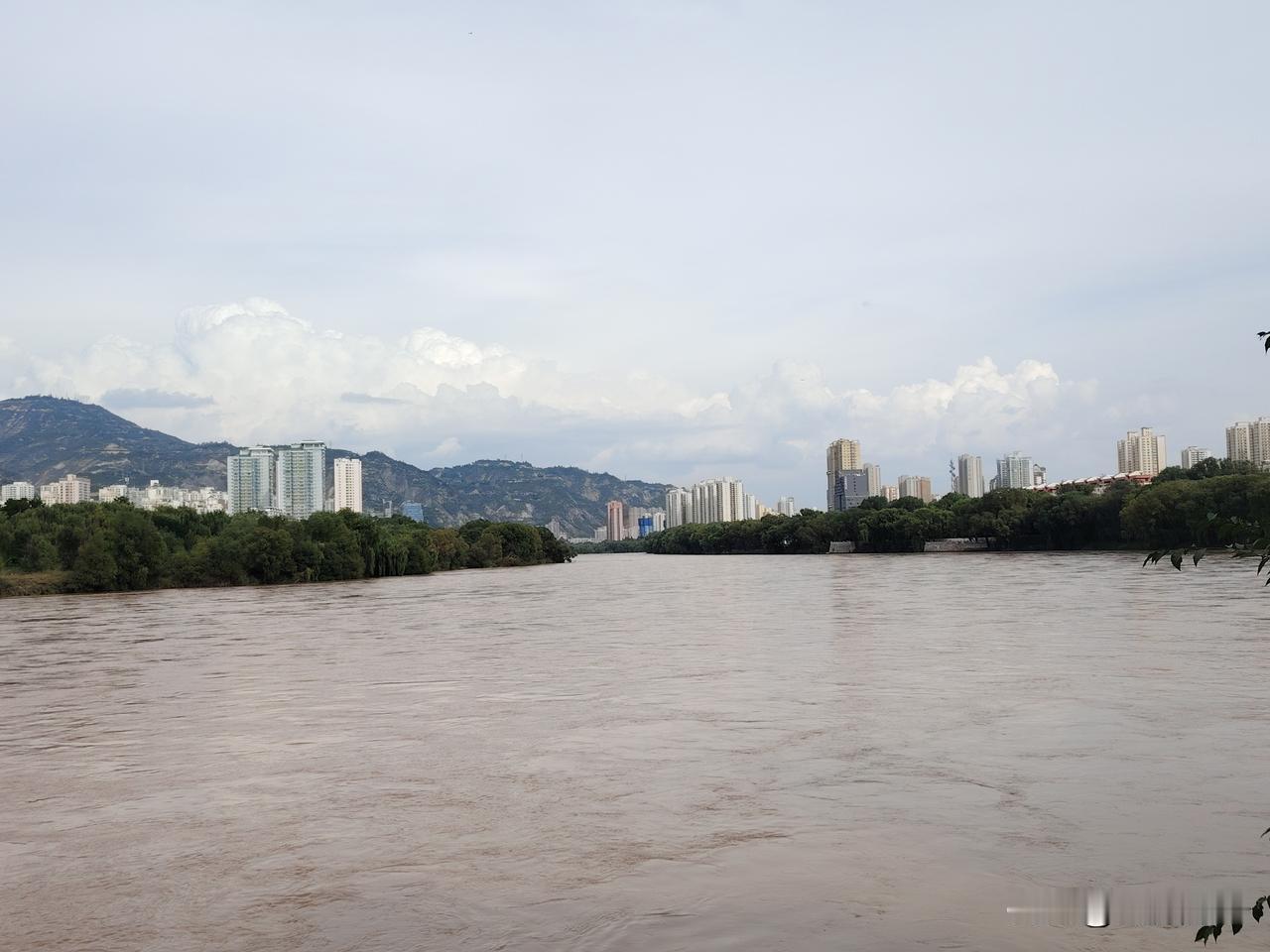 仲秋之季，黄河兰州段美景依旧[赞][赞][赞]