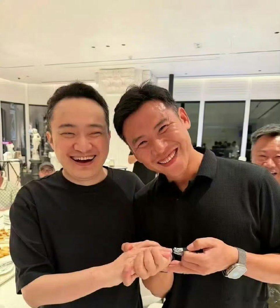 孙宇晨疑似玩剪指甲的梗孙宇晨万字长文意外带火"剪指甲"梗，网友二创张小泉海报全网