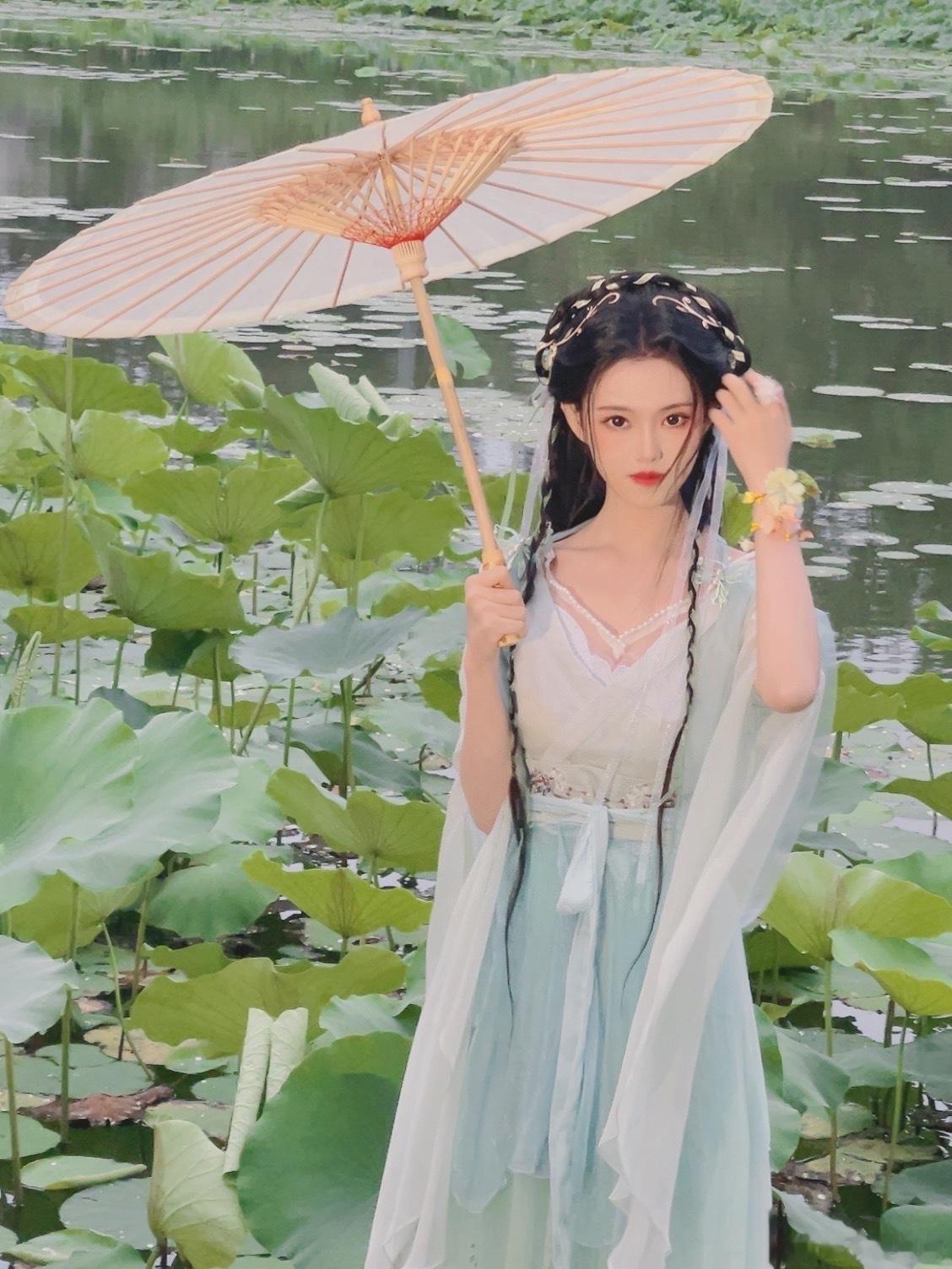  更一组去年库存的碧瑶花絮出镜： ​​​