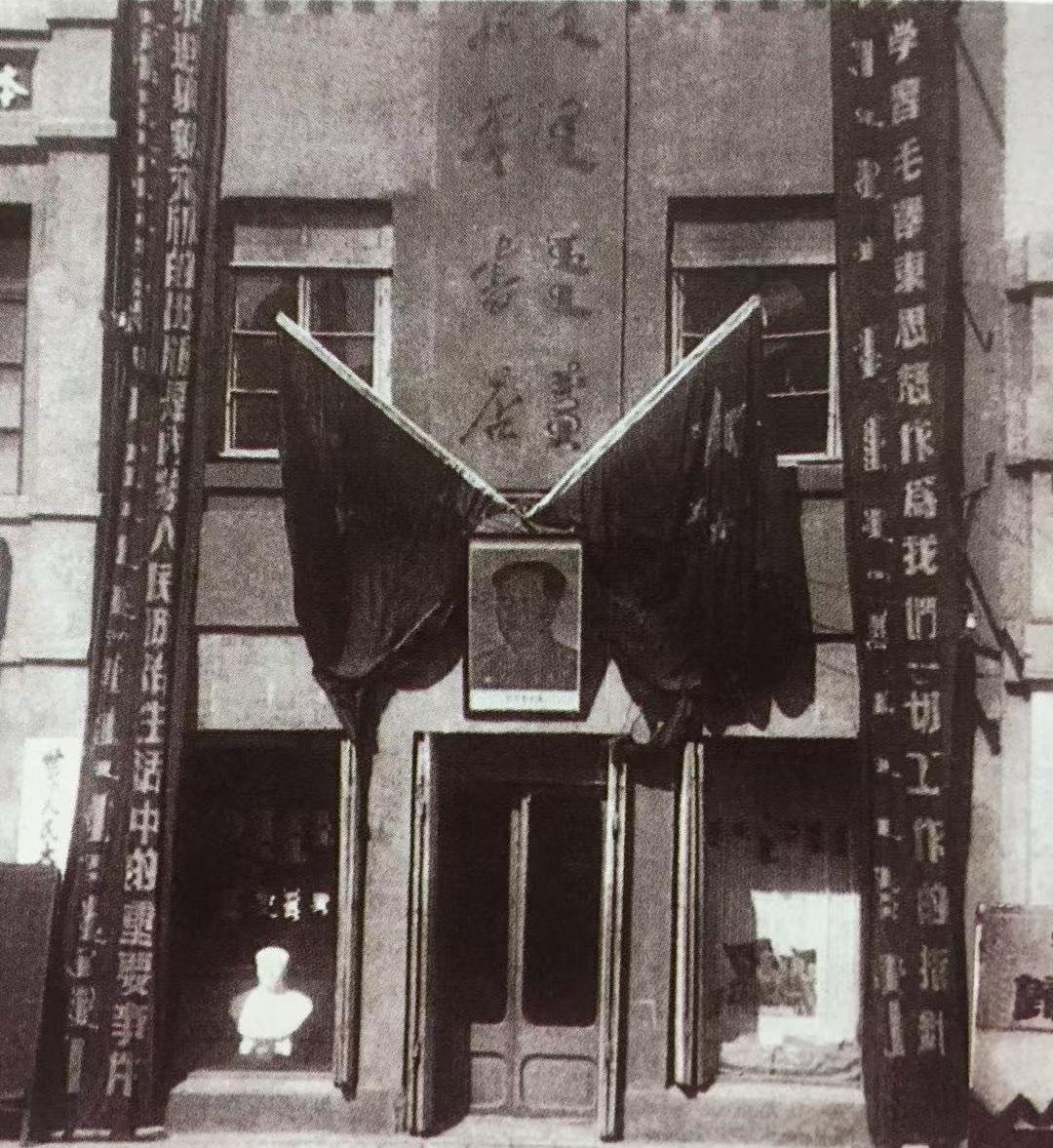 青城印记
这张新华书店老照片拍摄于解放初期的归化城大北街。欢迎点评。