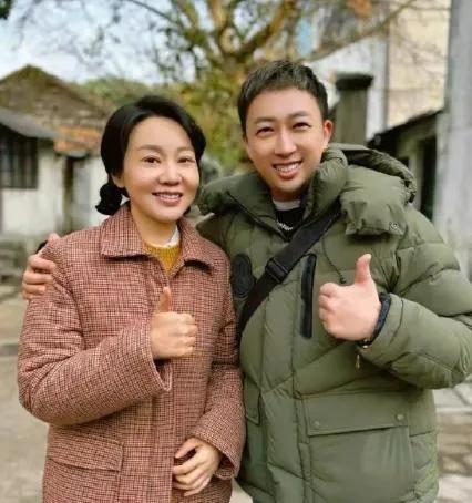 于正发合照，不顾别人死活的美颜大开，
只管自己帅气与否，明星合照竟成“灾难”。
