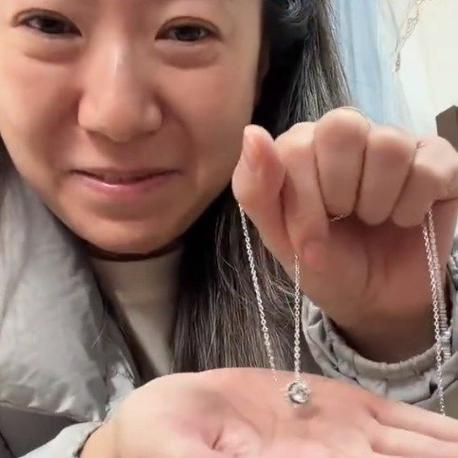 广东一姐们儿当年花14万买的钻石项链，现在想变现到处碰壁，人家直接说200块都不