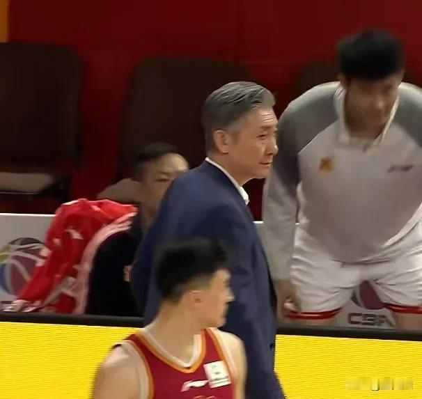 今天第四节比赛，为什么在史密斯罚篮的时候，郑永刚情绪非常激动？因为深圳队也犯了跟