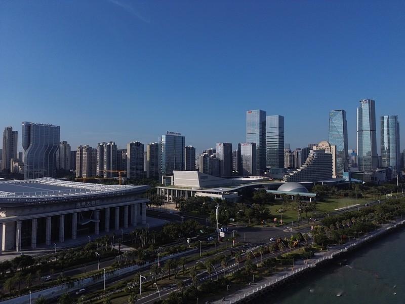 发展相对来说，太均衡了
论知名度，福州远不如厦门。厦门有特区政策扶持，港口、金融