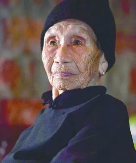 1941年，14岁的黄有良被10多个鬼子扒光衣服乱摸，她拼命反抗，惹得鬼子大怒，