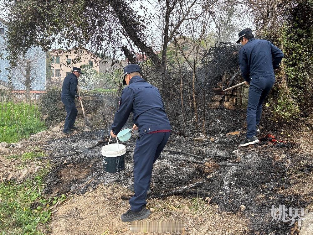 宁波余姚执法队员及时灭火守护群众安全 近日，余姚马渚镇综合行政执法队在斗门村巡查
