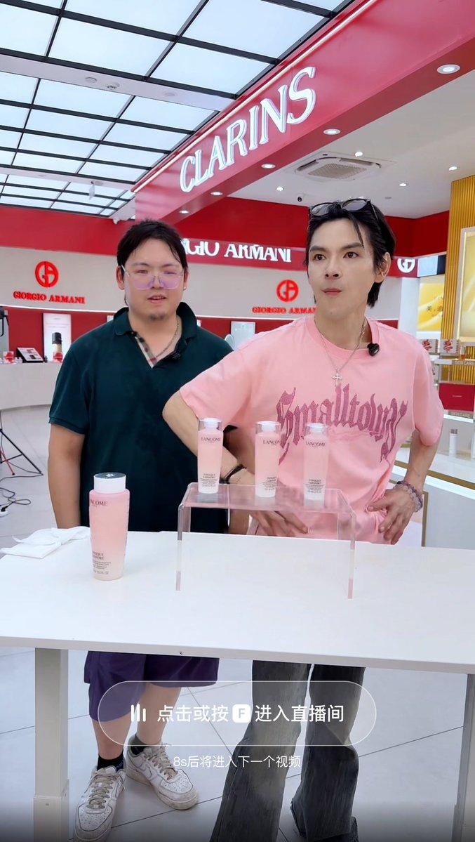 向佐直播把亲弟向佑带来了，同框画面反差感直接拉满。
 
站前面的向佐全程松弛自在