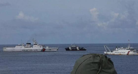 中国海警发言人表示，菲律宾10余艘公务船非法侵闯黄岩岛，中国采取取喊话警告、航路