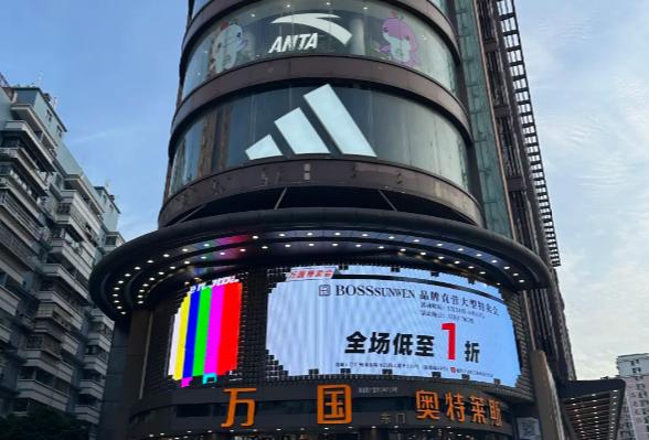 年轻人买大牌，开始不讲武德了？我有个朋友，最近干了件挺有意思的事。她想买一件某大
