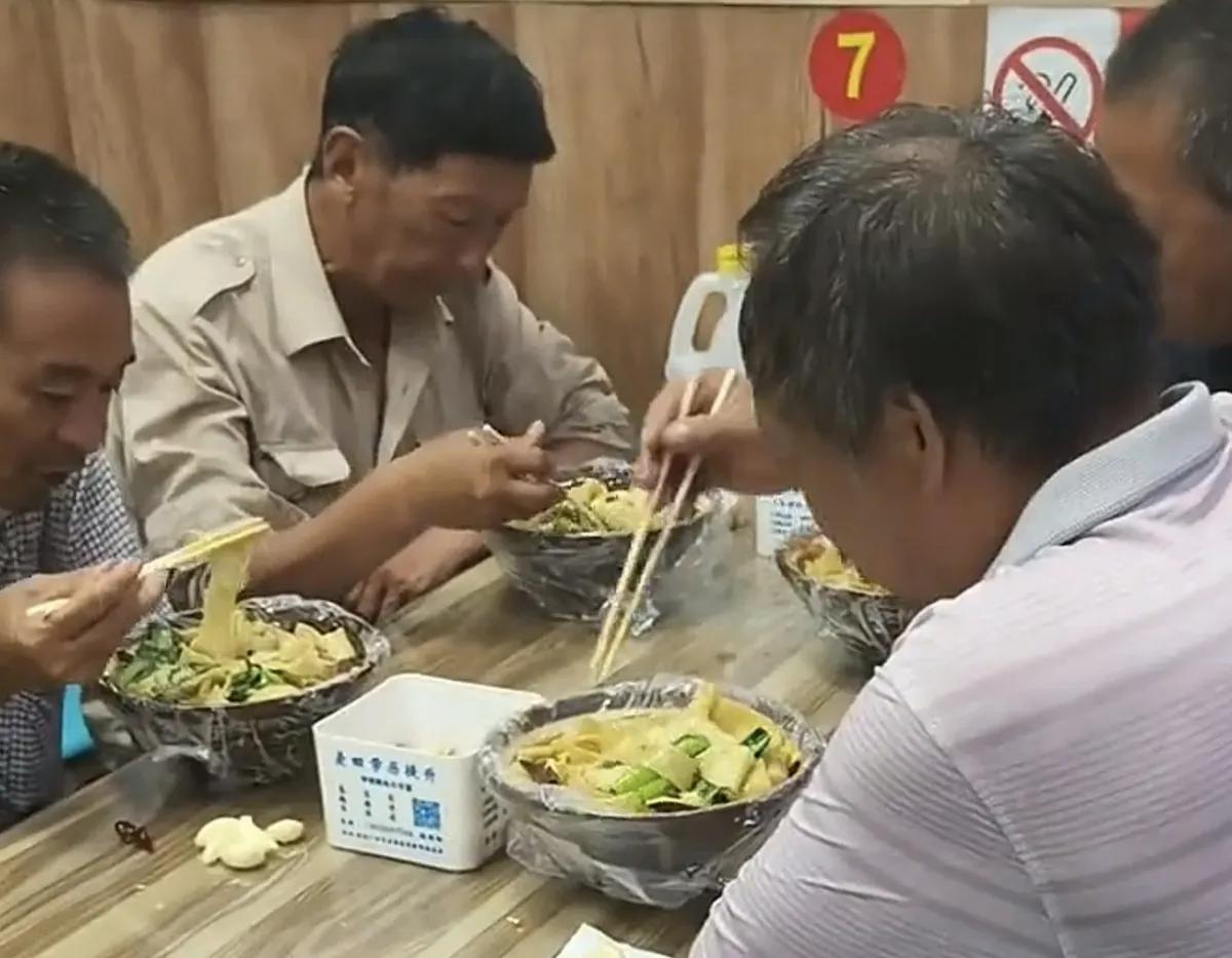 “妹子，我们……我们真不是要饭的。从山东过来找活儿，钱花光了，一天没吃饭，就想讨
