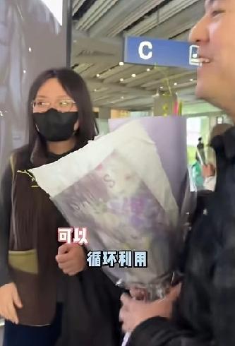 都说李雪琴这次时隔8年的大学同学聚会一定是AA。
我不这么认为。李雪琴现在都是国