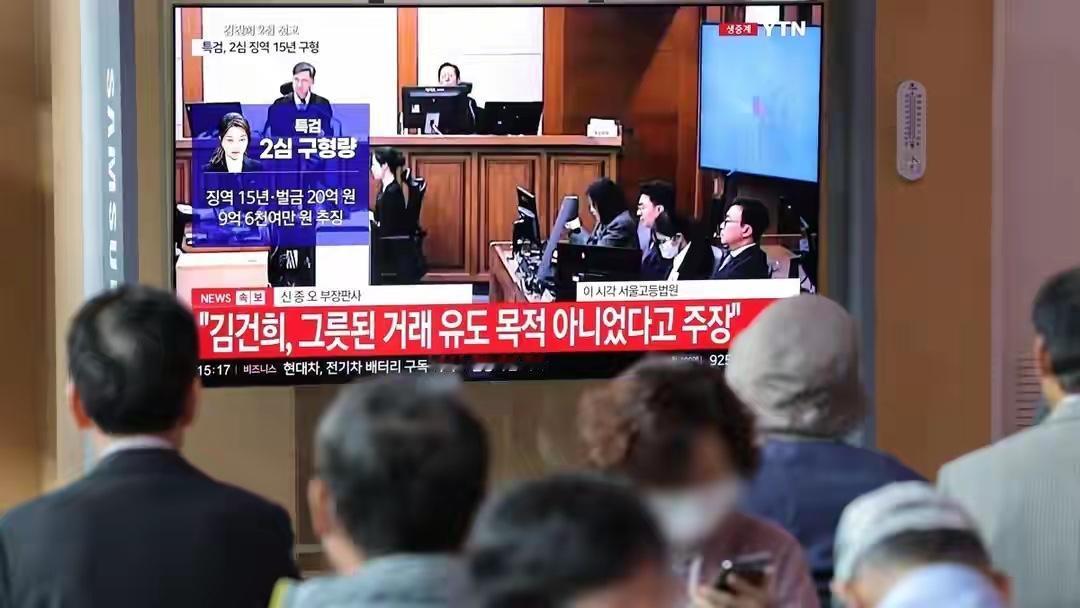 尹锡悦夫人金建希涉操纵股价及受贿案二审宣判 获刑4年

当地时间4月28日，韩国