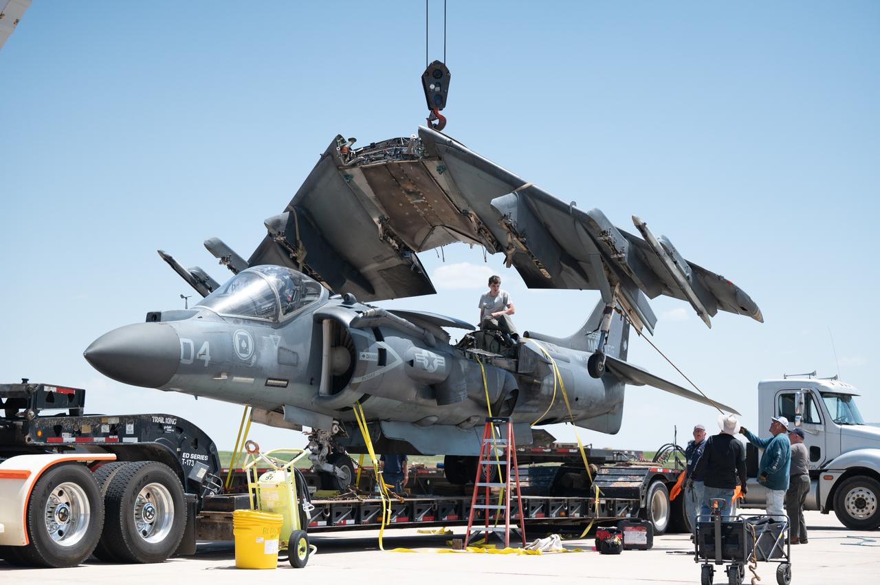 鹞子合体
2025年6月10日，美国海军陆战队技术人员正在把机翼安装到一架AV-