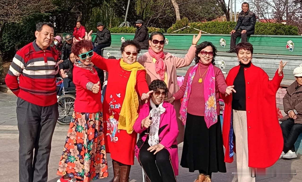 晓风凛冽月色稀，
周末广场已升旗。
寒霜难扰圆歌梦，
花甲老人争伏栃。

又到周