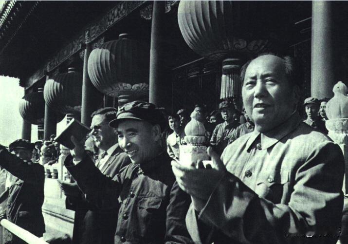 为什么毛主席准备在天安门穿军装却未能找到一套完整军装，这背后有哪些原因呢？
19