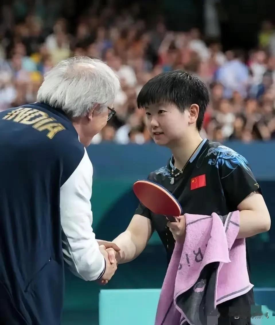 还记得在奥运单打决赛的舞台上，孙颖莎虽未能摘金，但赛后一幅画面却温暖人心。一位银