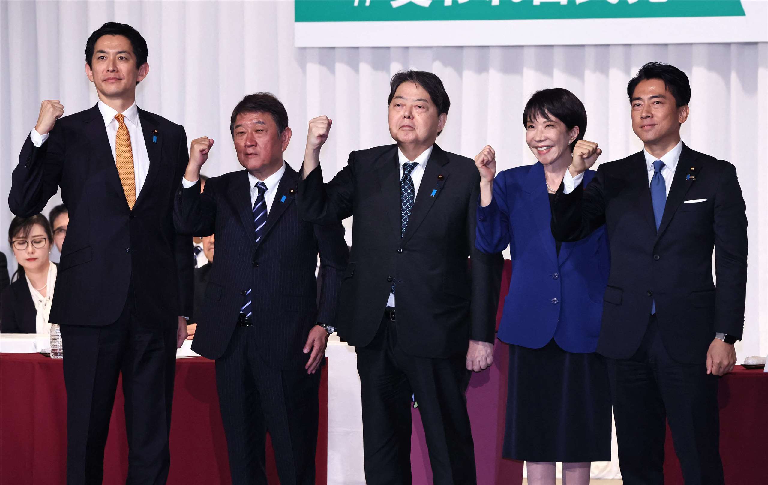 日本正一步步为“核冲动”铺路。从自民党建议书来看，安全战略全面军事化，外交手段被
