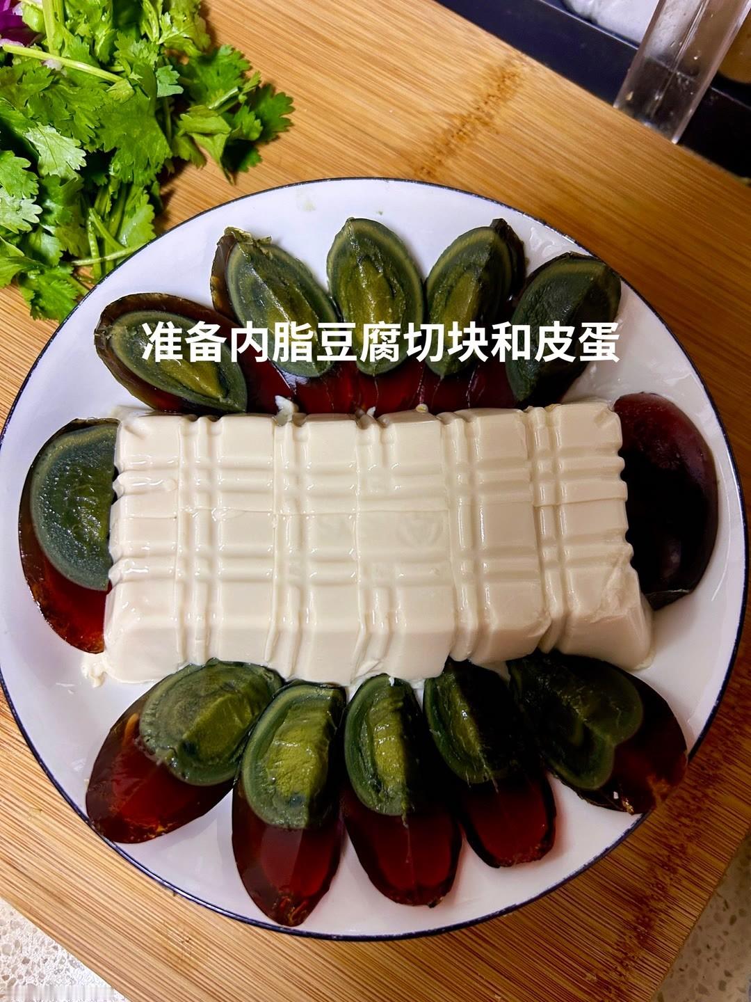 建议夏天外出就餐少点凉菜 外出就餐少点凉菜，那就自己在家自己做个凉拌皮蛋也是美滋