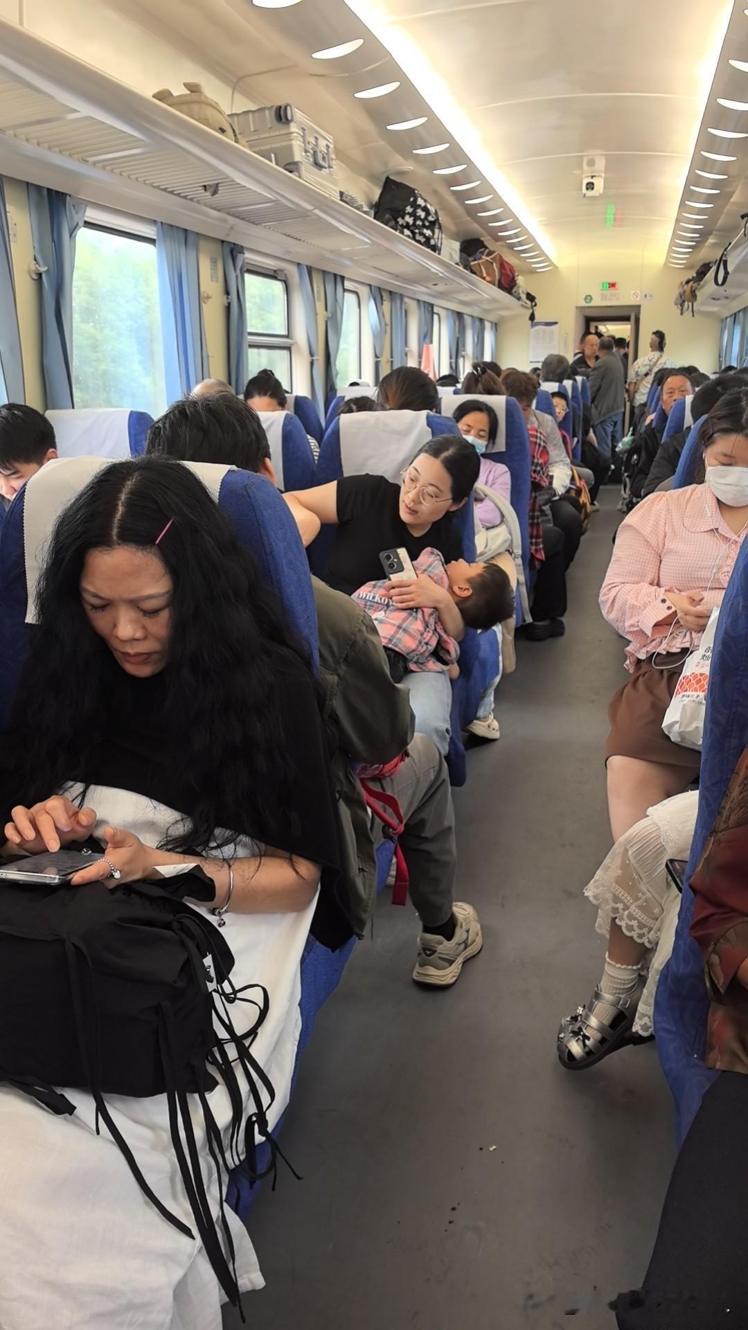 【骂人的男女都下车走人了，被骂女孩才打电话报警。这事好办？】现在出门在外什么人什