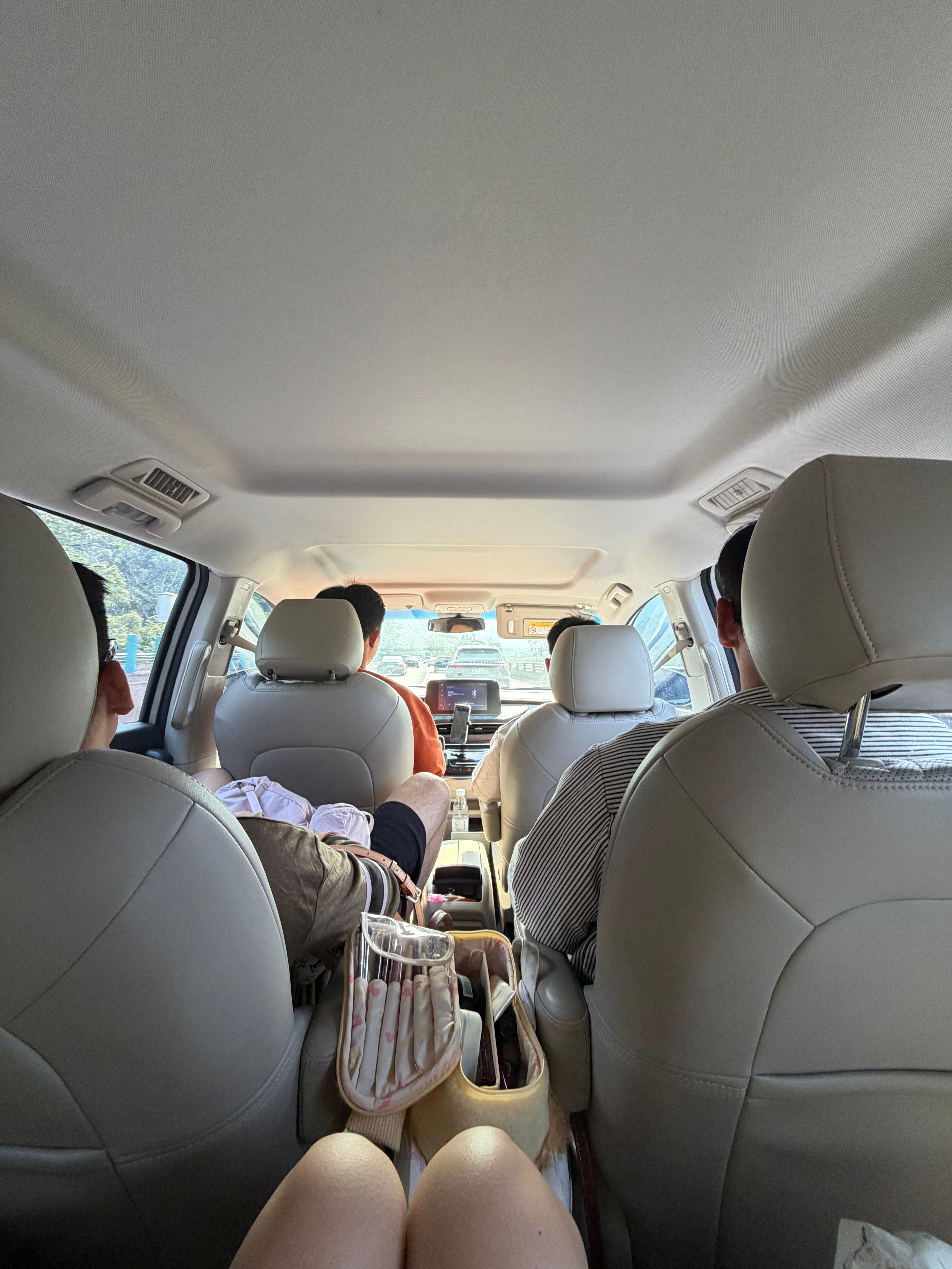 我们今天租车啦 在外面跑了一天 但是我们吃的为啥都不太好吃呢 大家推荐的我们也吃