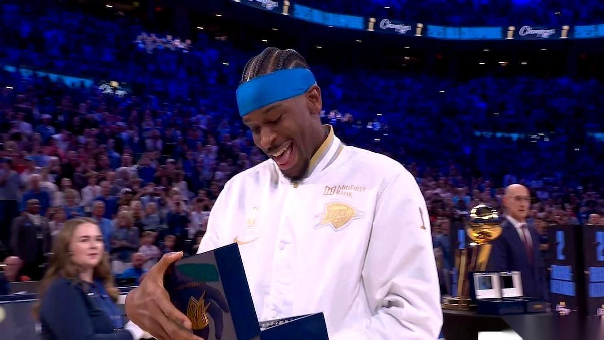 哎我跟你说，最狠的剧本都写不出来这事儿。
你琢磨琢磨亚历山大现在的心情。
新赛季