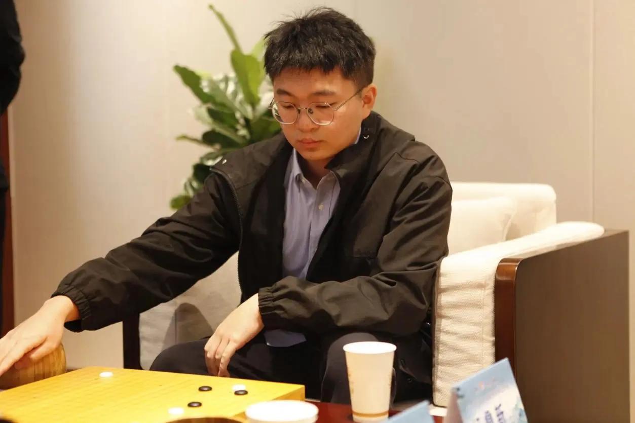 杨鼎新夺首届晋城围棋公开赛冠军，实时等级分站稳第一。
9月25届第一届晋城全国职