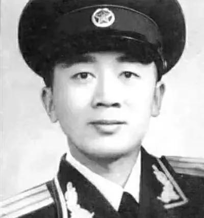 1944年，他查哨回家，伪副师长的夫人偷偷对他说：“今天在师长家打麻将，听说日军
