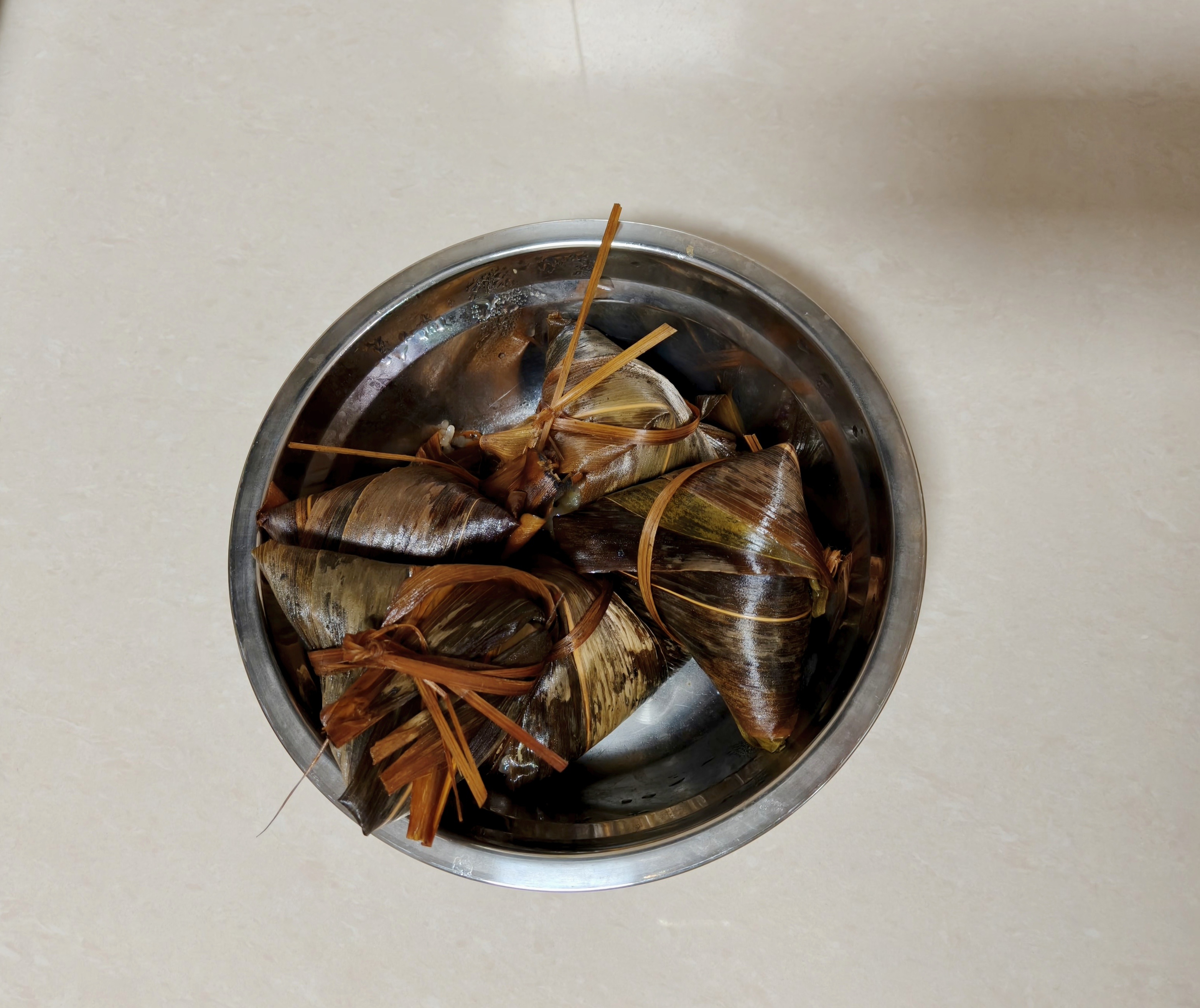 这是我奶奶包的粽子，里面有咸蛋、有猪肉，很香很好吃，祝大家端午安康！端午节端午节