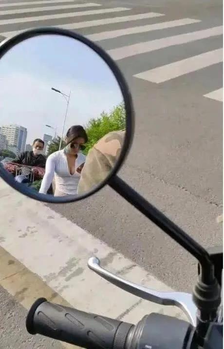 骑车要多看后视镜，说不定就会有大收获
